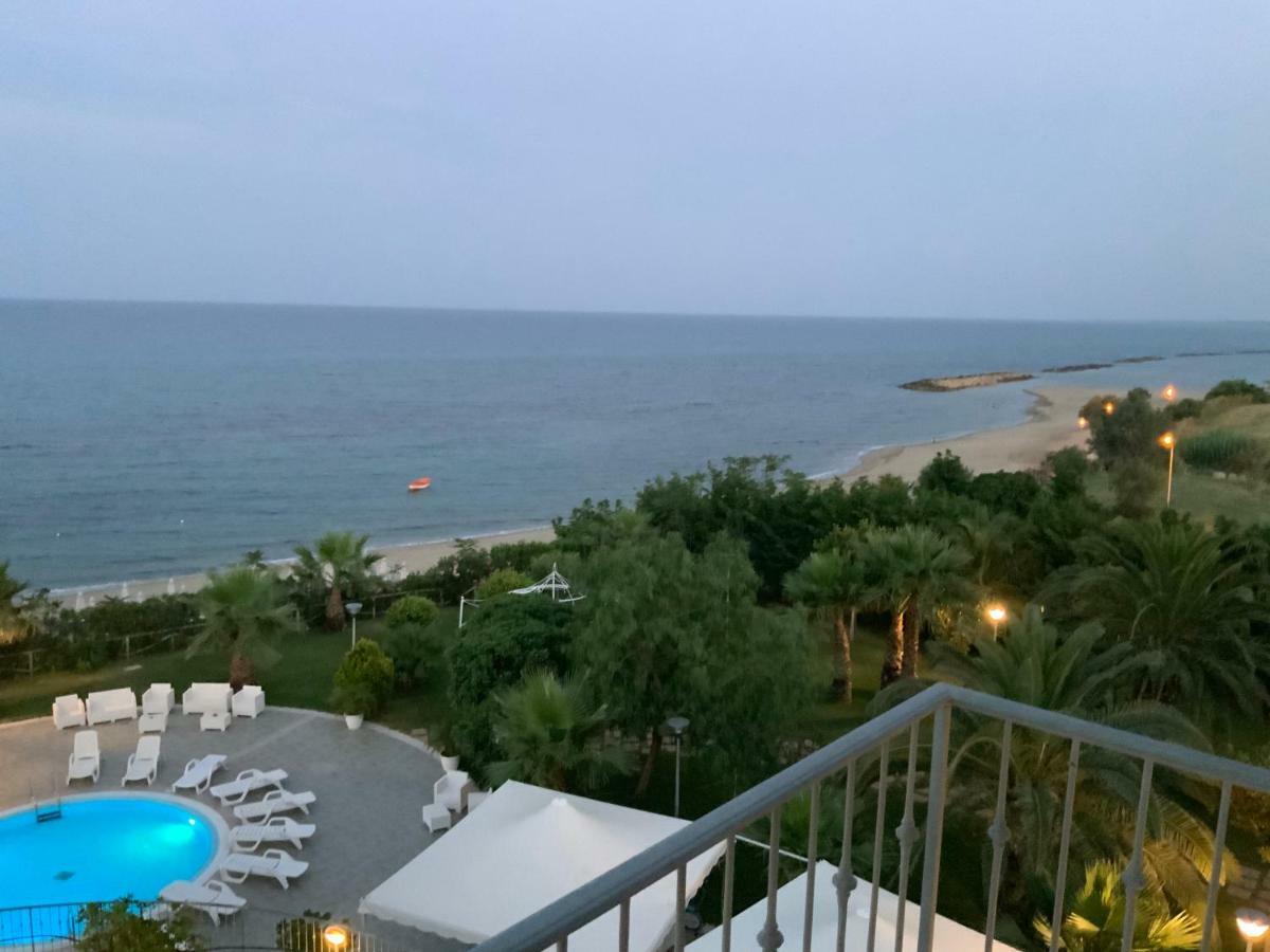 巴雷斯蒂尔利大酒店 Torre Melissa 外观 照片